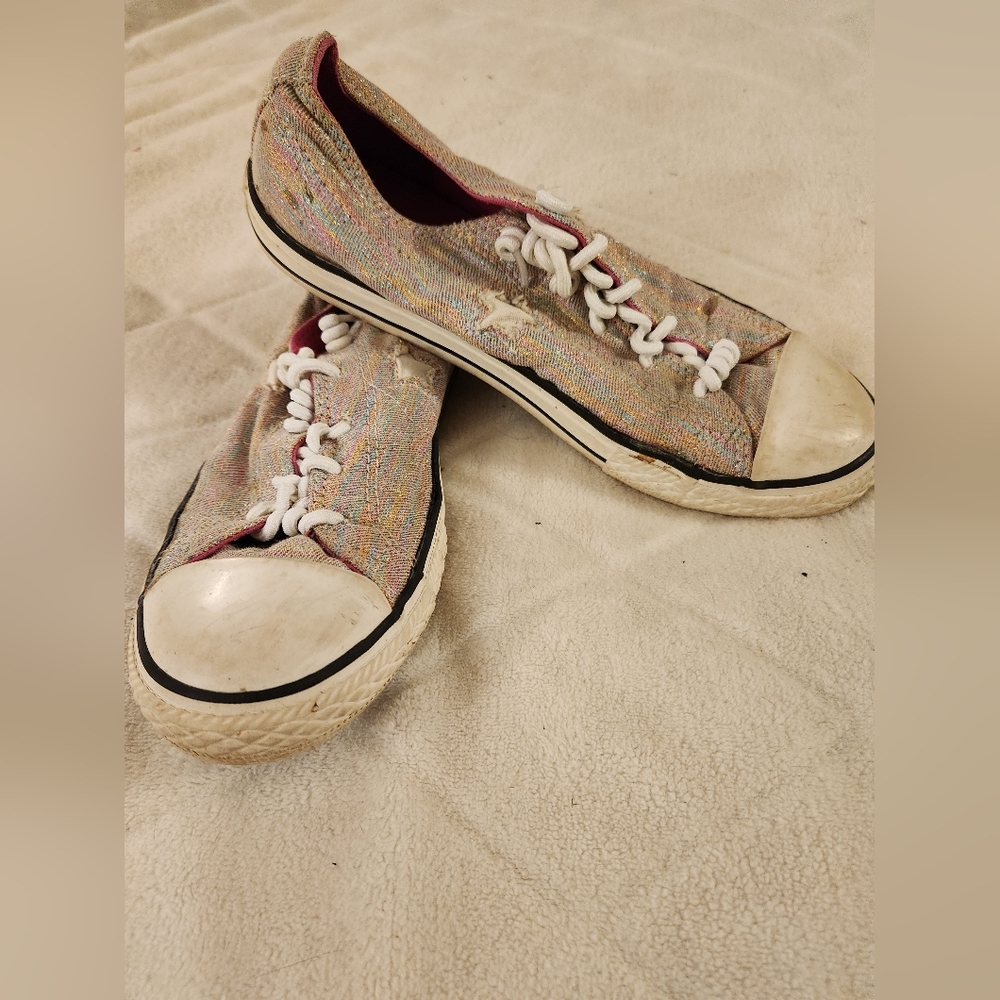 Converse size 5 shoe